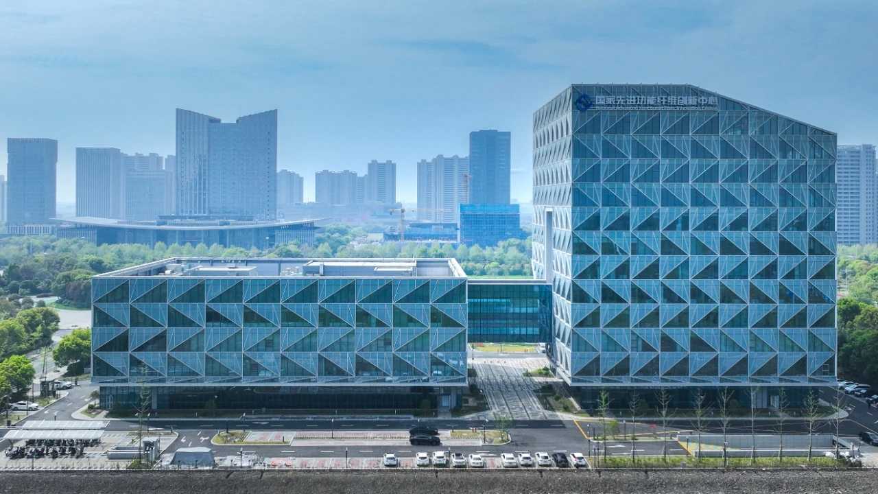  Xinhua News Agency Repors Live on Shenghong��s flexible carbon Nanocomposite Heating Technology